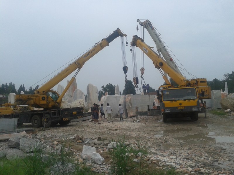 晚霞红景观石吊装